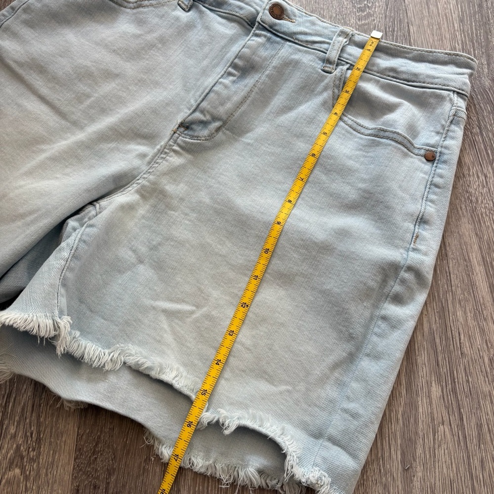 Judy Blue Size 1XL Light Wash Distressed Denim Shorts Frayed Hem High Rise - Picture 6 of 7